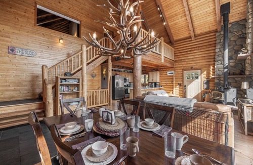 Valley of the Sun Cabin | New Rental! 3 Bed/3Bath Cabin in the Woods, Hot Tub, Pet Friendly Basketball/Tennis - Soaring Pines