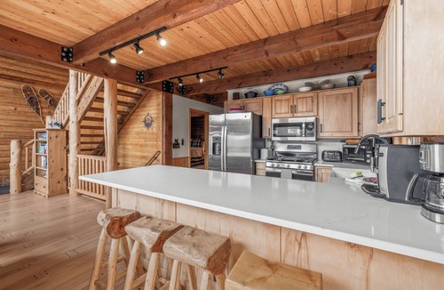 Valley of the Sun Cabin | New Rental! 3 Bed/3Bath Cabin in the Woods, Hot Tub, Pet Friendly Basketball/Tennis - Soaring Pines