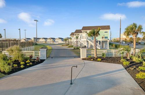 Galveston House | New Sunny Villa-1 Block From Beach
