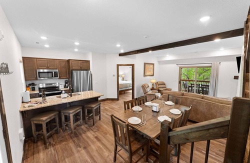 Hollister House | New Tall Timbers Cabin w Private Hot Tub Billiards Cmty Pools&Fishing Pond Free Tickets