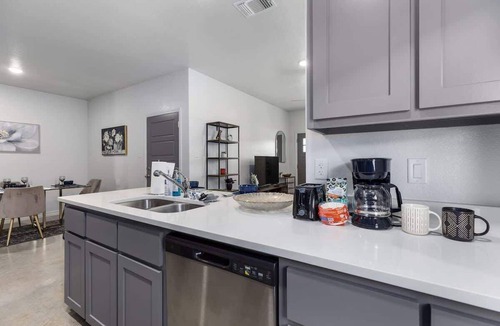 Temple Condo | NEW Temple Home | 6 Bds | 2 BA | PowerPlant | VA Hospital | 1 Story Wi-fi + Park
