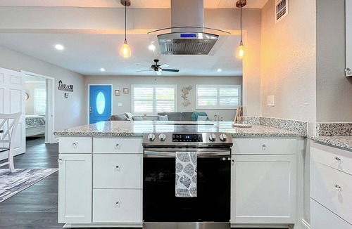 Seminole House | NEW - Tropical 3BR Pool Home w/Fire Pit & Putting Green minutes to Gulf Beaches