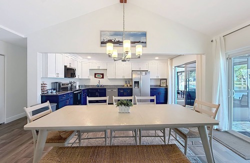 Crystal River House | New VRBO 2026 open dates-New 4/3 with heated pool, dock, kayaks, outdoor space