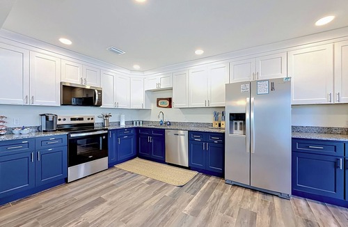 Crystal River House | New VRBO 2026 open dates-New 4/3 with heated pool, dock, kayaks, outdoor space