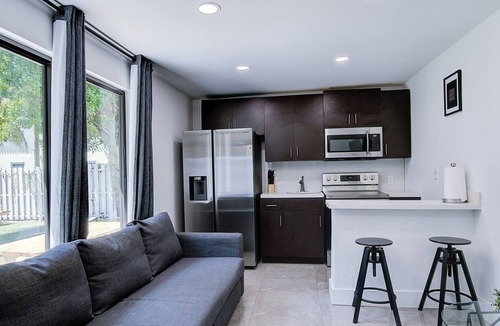 Middle River Terrace House | New Wilton Manor Compound! Sleeps 12