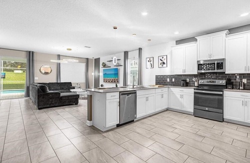 Davenport House | Newly Furnished 9BR Villa/Steps from Clubhouse