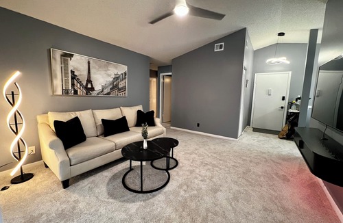 Jupiter Apartment | Newly Furnished Jupiter Condo - Den Workspace - 2 Parking - 12 Min to Beach