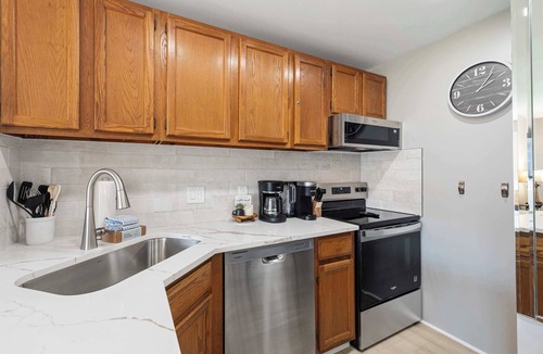 Holiday Isle Apartment | Newly Remodeled Studio with King Bed, Queen Sleeper Sofa, and Full Kitchen - Walk to the Beach, With Beach Service Included