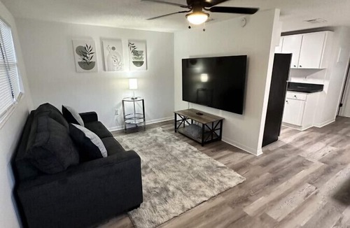 Terrace Park House | Newly Renovated 1 Bedroom Close to Busch Gardens