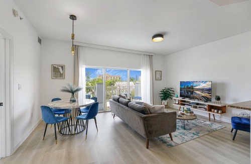 Deerfield Beach Apartment | Newly renovated 2/2 apt-2 min walk to the beach and restaurants