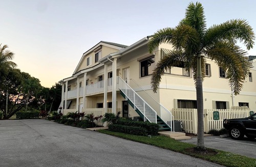 Bella Vista House | Newly updated Jupiter Retreat Walk to beach, shops 3 BR 2.5 Ba