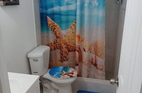 Little Havana Bed & Breakfast | Nice Room with Private Bathroom in Little Havana Miami with WiFi, AC B5