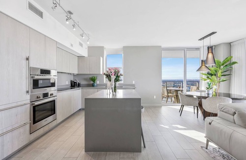 Hollywood South Central Beach Condo | NO RESORT & PARKING FEE, CHECK DETAILS, A World of Beauty: Stylish Apartment