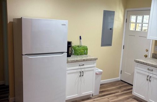 Silver Springs Cottage | No snow here, so enjoy Florida at a lake off the beaten path. Fresh,clean,comfy.