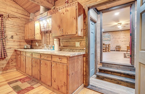 Sautee Nacoochee Cottage | North Georgia Mtn Escape w/Hot Tub & Games!