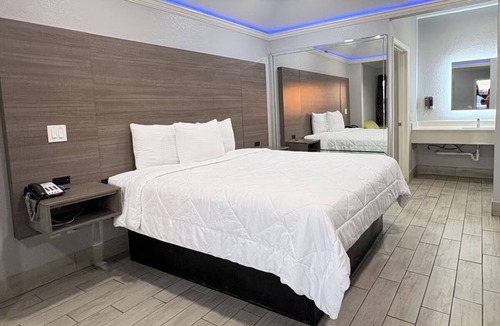 Houston Hotel | Northwest Corridor Stay w/Parking | Mall Shopping, Race Park, Dining Nearby
