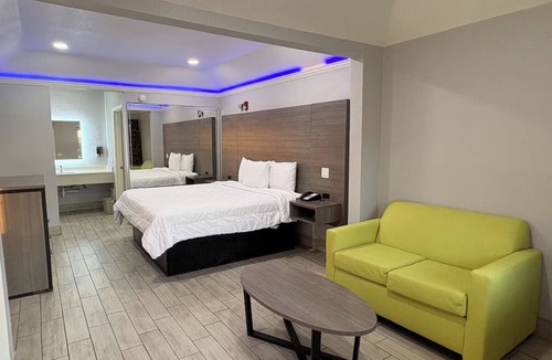 Houston Hotel | Northwest Corridor Stay w/Parking | Mall Shopping, Race Park, Dining Nearby