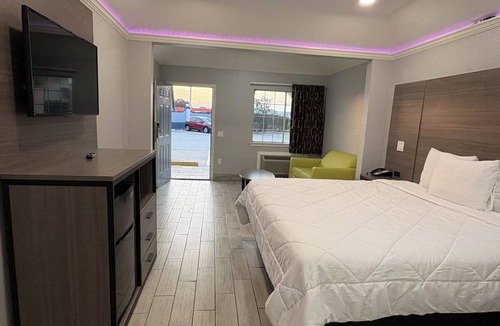Houston Hotel | Northwest Corridor Stay w/Parking | Mall Shopping, Race Park, Dining Nearby