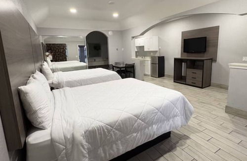 Houston Hotel | Northwest Houston Comfort | Shopping Access, Race Park & Local Dining Nearby