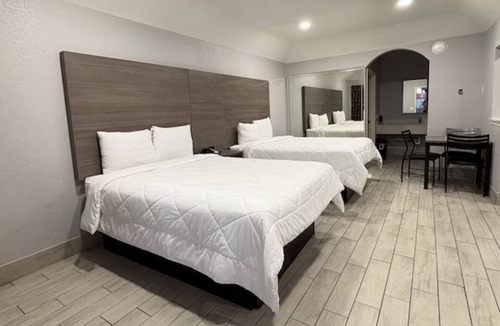 Houston Hotel | Northwest Houston Comfort | Shopping Access, Race Park & Local Dining Nearby