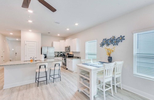 Ferry Pass Apartment | Nurse-ready Rental 2 Mi to UWF Campus & Hospital!
