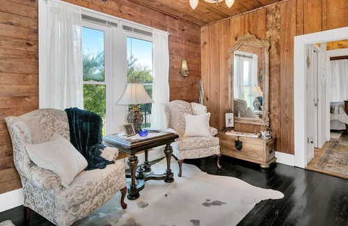 Llano Cottage | Oak Corner Cottage | Llano, TX |Adorable 1/1 Cottage | Queen Bed & Twin Sofa Sleeper