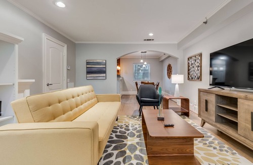 Oak Lawn Apartment | Oaklawn Townhouse - Walk to Shops and Restaurants