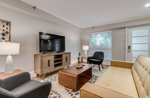 Oak Lawn Apartment | Oaklawn Townhouse - Walk to Shops and Restaurants