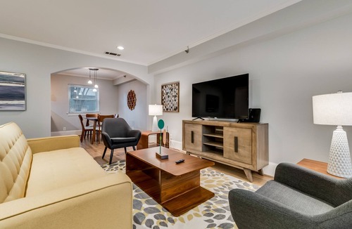 Oak Lawn Apartment | Oaklawn Townhouse - Walk to Shops and Restaurants