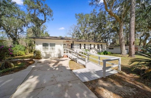 Hyde Park House | ~Oakshade Oasis Sleeps 12 ADA-Friendly Ramp~
