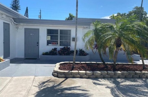 Royal Poinciana Apartment | Oasis and Hollywood - Unit 9 sleeps 2