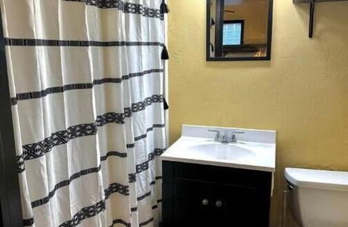 Truth or Consequences Hotel | Oasis Motel- King Bed - Room 6