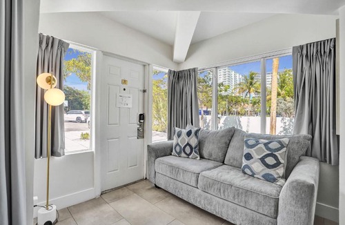 Galt Mile Apartment | Ocean Blvd King Suite with Sofa Bed