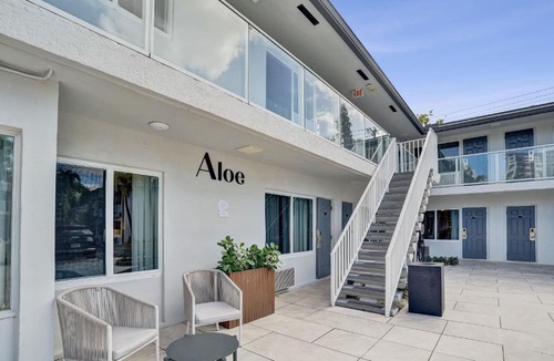 Galt Mile Hotel | Ocean Blvd King Suite with Kitchenette at The Botanica