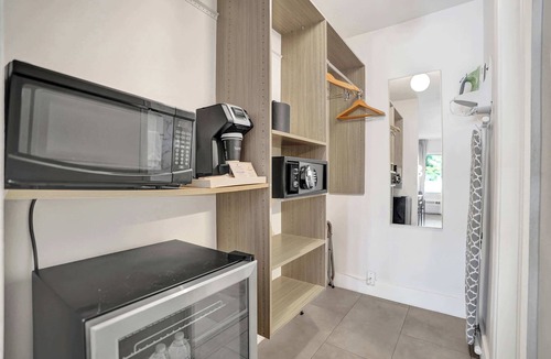 Galt Mile Apartment | Ocean Blvd King Suite at Botanica
