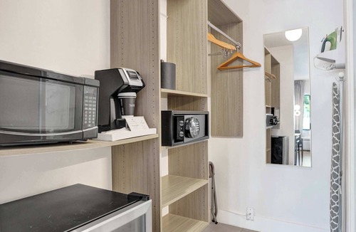 Galt Mile Apartment | Ocean Blvd King Suite at Botanica
