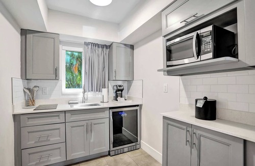 Galt Mile Apartment | Ocean Blvd King Suite Kitchenette
