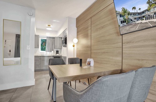 Galt Mile Apartment | Ocean Blvd King Suite Kitchenette