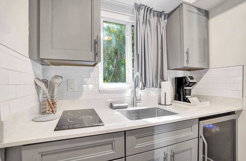 Galt Mile Apartment | Ocean Blvd King Suite Kitchenette