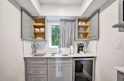 Galt Mile Apartment | Ocean Blvd King Suite Kitchenette