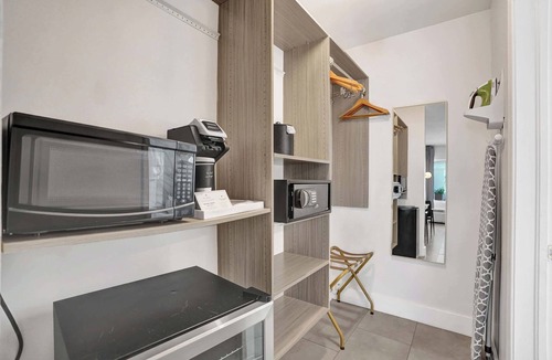 Galt Mile Apartment | Ocean Blvd King Suite Near Beach