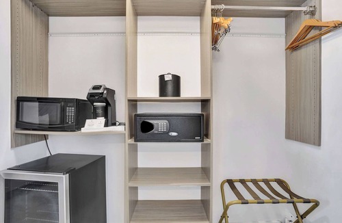 Galt Mile Apartment | Ocean Blvd King Suite Near Beach