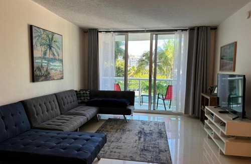 Hollywood South Central Beach Apartment | Ocean front 1 bedroom in Tropical Paradise