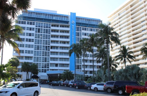Galt Mile Condo | Ocean Manor Hotel Beachfront Resort living