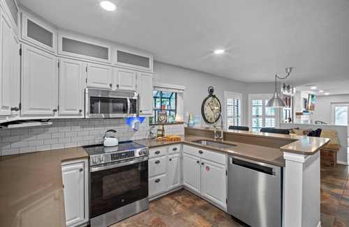 Chandler Park House | Ocean Peek hot tub king bed - 3br/2.5ba