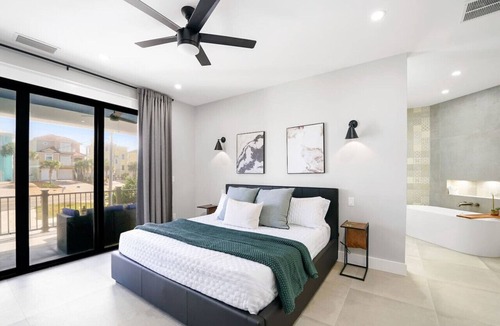 Painters Hill House | Ocean Shore Villa - Summer Paradise- pool and beach!
