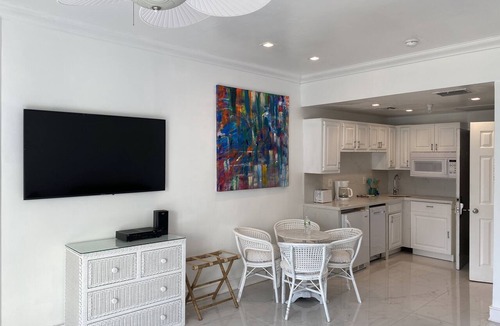 Flamingo/Lummus Apartment | ocean view beachfront charming studio-SoBe on Ocean Dr