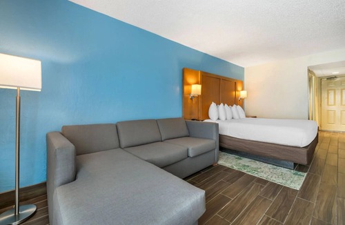 Seabreeze Park Hotel | Ocean View Comfort with Pool and Parking Near Daytona Bandshell | 3 Units