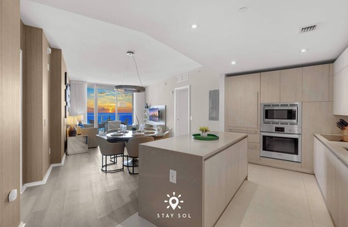 Hollywood South Central Beach Apartment | Ocean Views - Balcony & Resort Pool Paradise