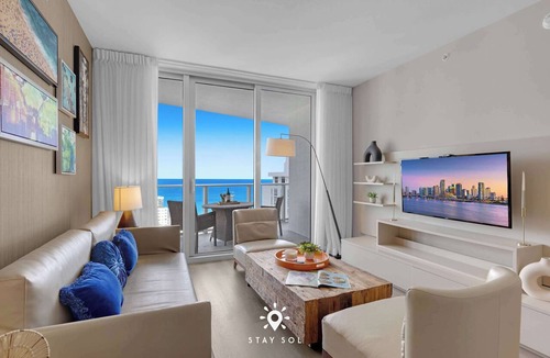 Hollywood South Central Beach Apartment | Ocean Views - Balcony & Resort Pool Paradise